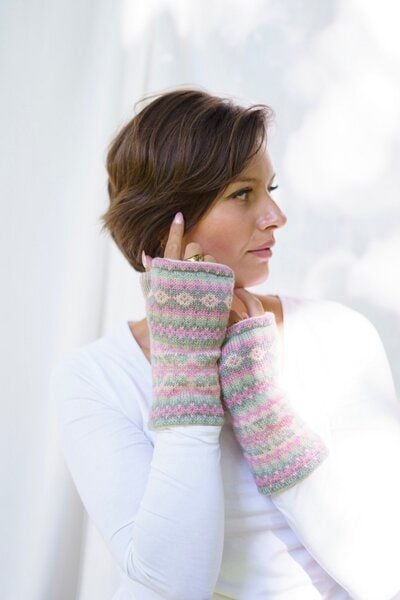 Haus of Namaste Handgefertigte Lammwollhandschuhe im Fair-Isle-Muster | Fingerwärmer aus 100 % Lammwolle in Rosa und Grün | Ethisch produzierte, mulesingfreie, fingerlose Lammwollhandschuhe von Haus of Namaste