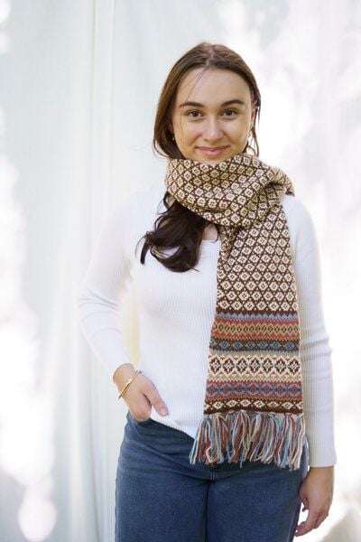 Haus of Namaste Handgefertigter Fair-Isle-Schal aus 100 % Lammwolle: Karamellbrauner Winterschal | Hergestellt in Nepal | Nachhaltig, fair und ethisch. Haus of Namaste Handgefertigter Fair-Isle-Schal aus 100 % Lammwolle: Karamellbrauner Winterschal | Hergestellt in Nepal | Nachhaltig, fair und ethisch. von Haus of Namaste