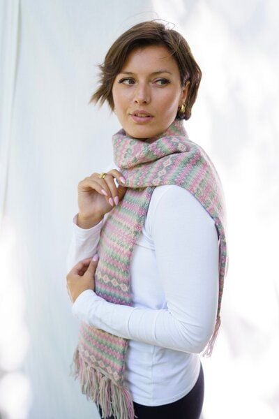 Haus of Namaste Handgefertigter Fair-Isle-Schal aus 100 % Lammwolle: Winterschal in Pink und Grün | Hergestellt in Nepal | Nachhaltig, fair und ethisch. von Haus of Namaste