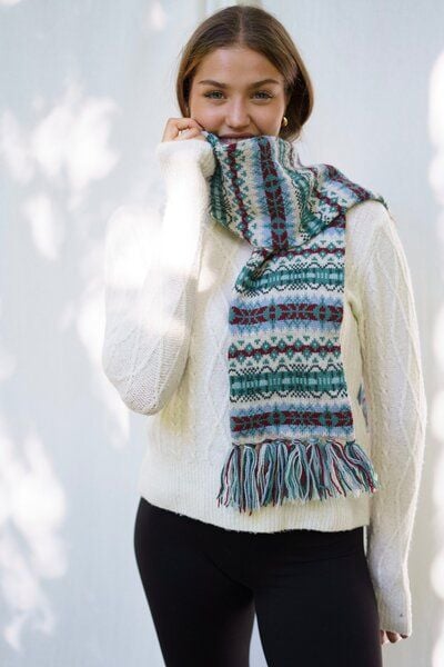 Haus of Namaste Handgefertigter Fair-Isle-Schal aus 100 % Lammwolle: Winterschal mit haferflockenfarbener Grundfarbe und blaugrünem und kastanienbraunem Muster | Hergestellt in Nepal | Nachhaltig, fair und ethisch. von Haus of Namaste