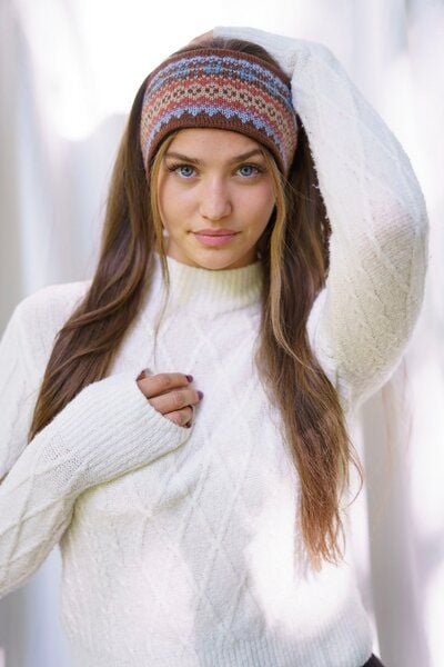 Haus of Namaste Handgefertigtes Stirnband aus Lammwolle | Winter-Ohrwärmer aus Fair-Isle-Strick | Braun- und Erdtöne | Ethisch, nachhaltig und fair Haus of Namaste Handgefertigtes Stirnband aus Lammwolle | Winter-Ohrwärmer aus Fair-Isle-Strick | Braun- und Erdtöne | Ethisch, nachhaltig und fair von Haus of Namaste