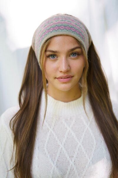 Haus of Namaste Handgefertigtes Stirnband aus Lammwolle | Winter-Ohrwärmer aus Fair-Isle-Strick | Fair Isle in Rosa und Grün | Ethisch, nachhaltig und fair Haus of Namaste Handgefertigtes Stirnband aus Lammwolle | Winter-Ohrwärmer aus Fair-Isle-Strick | Fair Isle in Rosa und Grün | Ethisch, nachhaltig und fair von Haus of Namaste