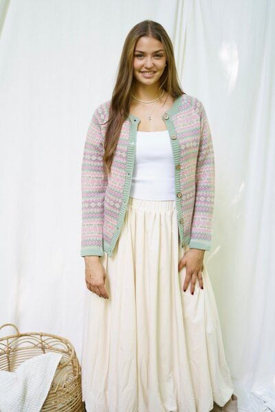 Haus of Namaste Handgemachte Fair Isle Lammwoll-Strickjacke | 100% Lammwolle in Altrosa & Salbeigrün | Faire und nachhaltige Mode von Haus of Namaste