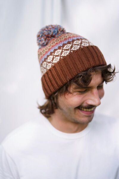 Haus of Namaste Handgemachte Lammwollmütze mit Bommel | Nordische Fair-Isle-Strickmütze | Braun- und Erdtöne | Ethisch, nachhaltig und fair Haus of Namaste Handgemachte Lammwollmütze mit Bommel | Nordische Fair-Isle-Strickmütze | Braun- und Erdtöne | Ethisch, nachhaltig und fair von Haus of Namaste