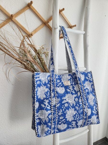 Haus of Namaste Klassische Tragetasche aus 100 % Bio-Baumwolle mit blauem Blockdruck | Weiße Tasche aus Bio-Baumwolle mit Blumenmuster | Gesteppte Alltagstasche | Robuster Schulter-Shopper | Nachhaltig und fair von Haus of Namaste