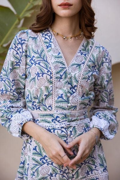 Haus of Namaste Kniekurzes Kleid 'Ira' aus Bio-Baumwolle – handbedruckt mit veganen Farben & Spitze von Haus of Namaste