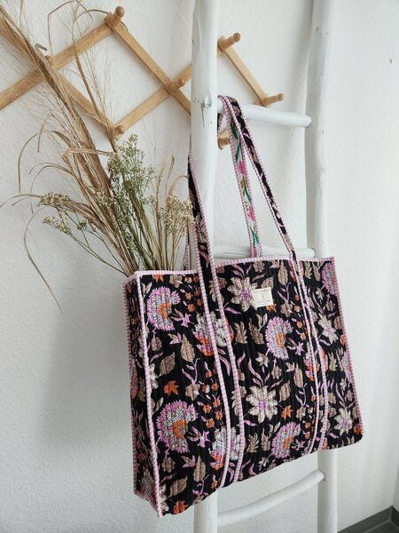 Haus of Namaste Maximalistische schwarze Tragetasche aus 100 % Bio-Baumwolle | Gesteppte Tragetasche aus Baumwolle | Handtasche mit rosa und lila Blumenblockdruck | Nachhaltig, ethisch und fair von Haus of Namaste