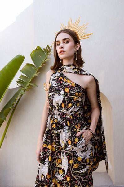 Haus of Namaste OnesMaxikleid aus Bio-Baumwolle– One-Shoulder mit abnehmbarer Schleppe & handbedruckt von Haus of Namaste