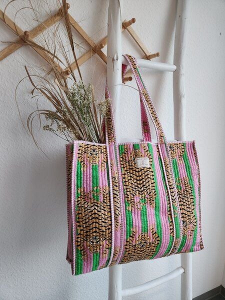 Haus of Namaste Tragetasche aus 100 % Bio-Baumwolle | Tragetasche mit Tiger-Print | Tragetasche mit rosa und grünen Streifen von Haus of Namaste
