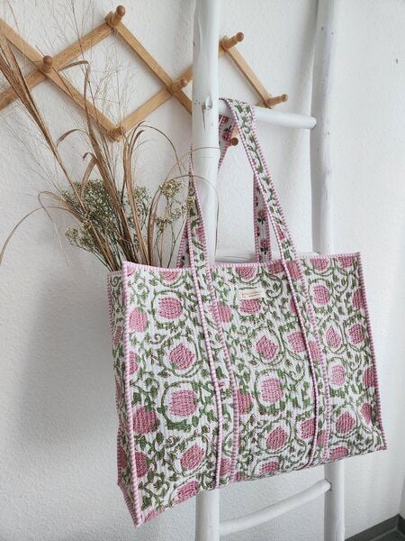 Haus of Namaste Tragetasche aus 100 % Bio-Baumwolle | Wendbares rosa Lotus-Design | Handblockbedruckt; nachhaltig und fair von Haus of Namaste
