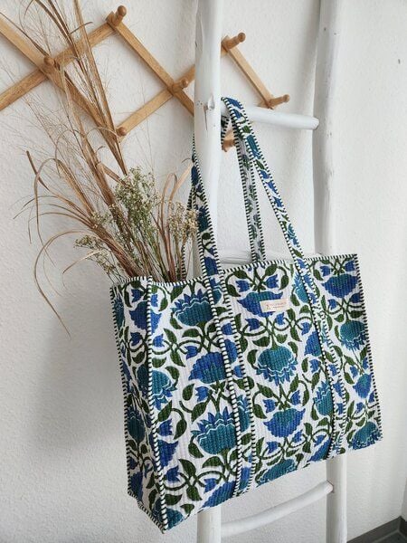 Haus of Namaste Tragetasche aus 100 % Bio-Baumwolle mit Indigoblau-Blockdruck | Gesteppte Tragetasche aus Baumwolle | Handtasche mit blauem und grünem Blumenmuster | Nachhaltig, ethisch und fair von Haus of Namaste
