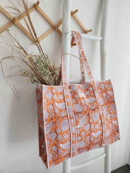 Haus of Namaste Tragetasche aus 100 % Bio-Baumwolle mit orangefarbenem Blockdruck | Wendbare Tragetasche aus gesteppter Baumwolle | Handtasche mit Zitrusblüten und Mandarinen | Ethisch, nachhaltig und fair Haus of Namaste Tragetasche aus 100 % Bio-Baumwolle mit orangefarbenem Blockdruck | Wendbare Tragetasche aus gesteppter Baumwolle | Handtasche mit Zitrusblüten und Mandarinen | Ethisch, nachhaltig und fair von Haus of Namaste