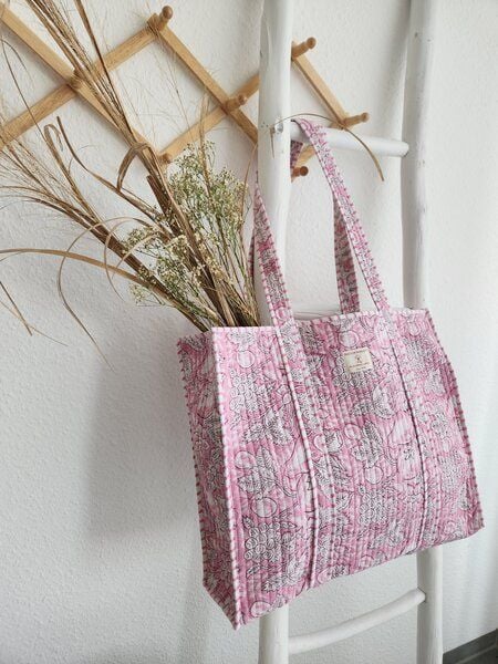 Haus of Namaste Tragetasche aus 100 % Bio-Baumwolle mit zartrosa Blumenmuster | Wendbare gesteppte Baumwolltasche | Bohemian Artisan Shopper | Leichte Reisetasche von Haus of Namaste