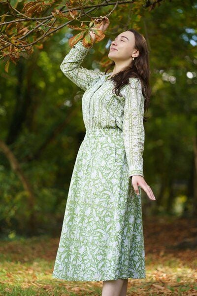 Haus of Namaste Weiße und grüne Bluse aus Bio-Baumwolle | Handgeblockte Unisex-Bluse. von Haus of Namaste