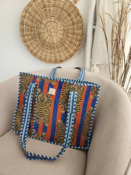 Haus of Namaste Wendbare Tasche aus Baumwollsamt | Gesteppter Designer-Look | Tibetisches Tigermotiv in Blau und Rot | Vegane Farben, fair und ethisch produziert von Haus of Namaste