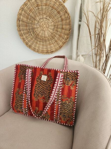 Haus of Namaste Wendbare Tragetasche aus Bio-Baumwollsamt | Tibetisches Tigermotiv auf gestepptem, rot-orangem Hintergrund | Vegane Farben, fair und ethisch produziert von Haus of Namaste