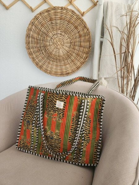 Haus of Namaste Wendetasche aus Baumwollsamt | Gesteppter Designer-Look | Tibetisches Tiger-Design in Grün und Orange | Fair & ethisch produziert von Haus of Namaste
