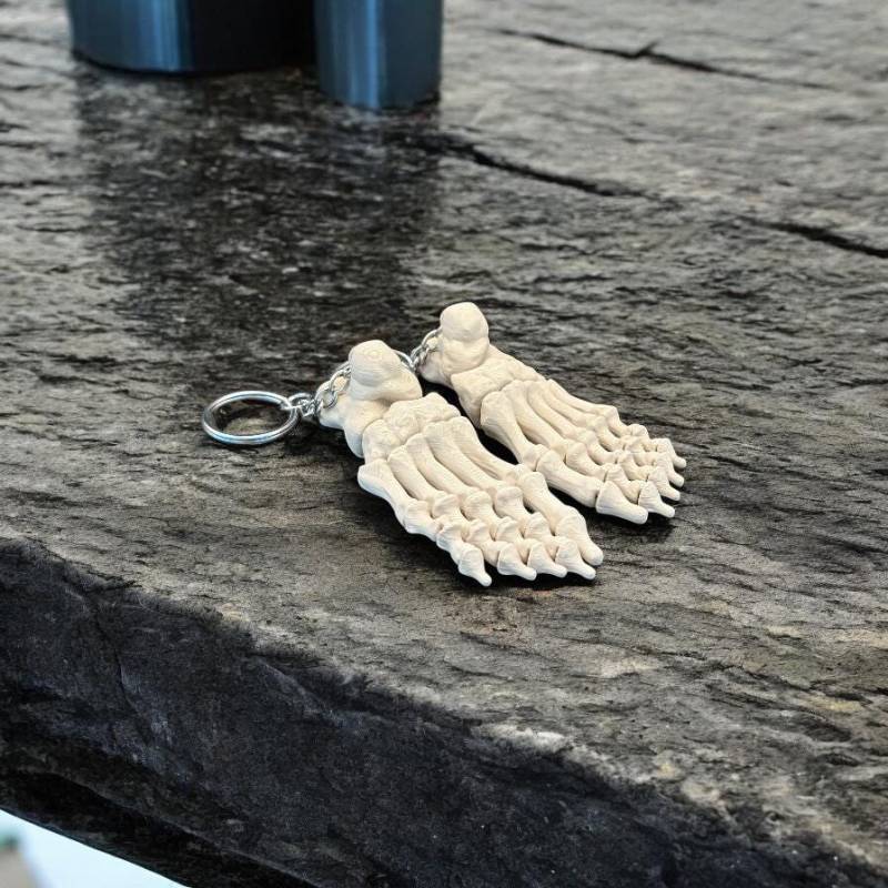 Skelett-Fuß Schlüsselanhänger - 3D-Gedruckter Knochen-Fuß Gruseliges Fossil Halloween Geschenk I Haustiere3D Skelett-Fuß Schlüsselanhänger - 3D-Gedruckter Knochen-Fuß Gruseliges Fossil Halloween Geschenk I Haustiere3D von HausTiere3D