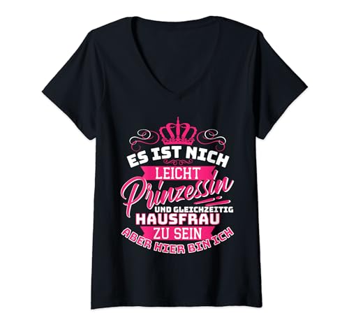Damen Hausfrau & Prinzessin - Hier bin Ich! Lustiges Mama Hausfrau T-Shirt mit V-Ausschnitt Damen Hausfrau & Prinzessin - Hier bin Ich! Lustiges Mama Hausfrau T-Shirt mit V-Ausschnitt von Hausfrau Mutter Haushalt Sprüche Putzfrau Geschenk