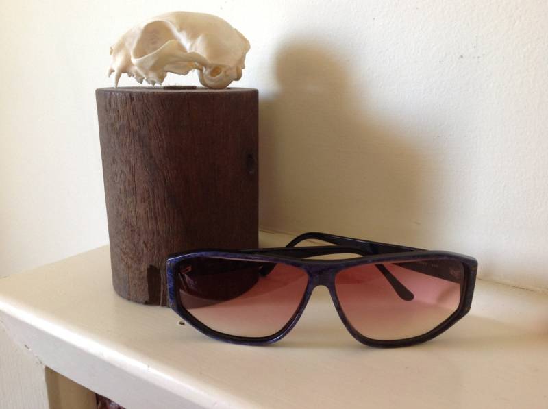 80Er Jahre Vintage Sonnenbrille Mit Blau-Schwarzem Rahmen, Rosa Verlaufsgläser 80Er Jahre Vintage Sonnenbrille Mit Blau-Schwarzem Rahmen, Rosa Verlaufsgläser von HausofDenimandLace