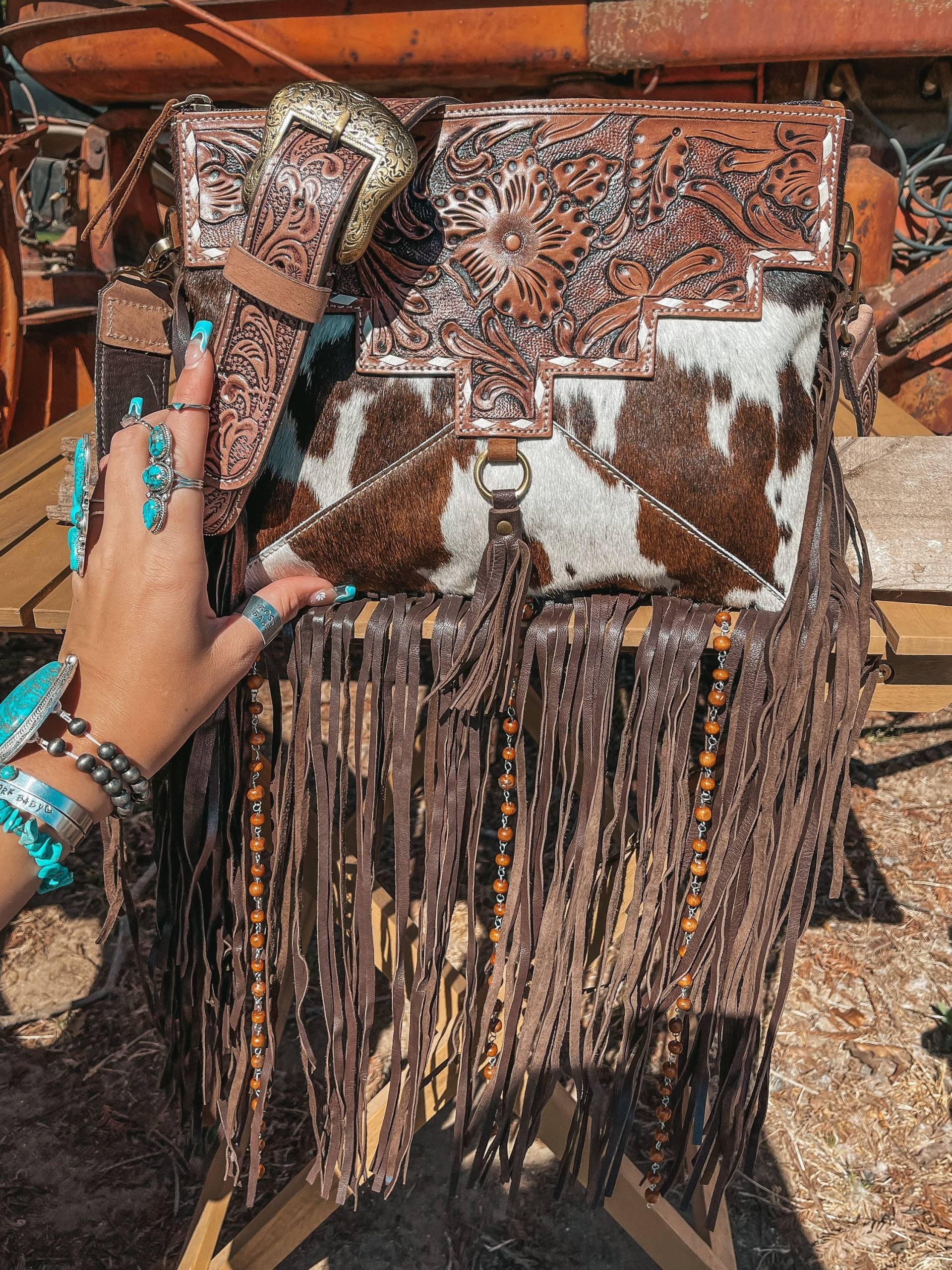 Haute Südliche Hyde X Beth Marie The Lancaster Western Geldbörse Aus Punziertem Leder Und Rindsleder Mit Fransen Haute Südliche Hyde X Beth Marie The Lancaster Western Geldbörse Aus Punziertem Leder Und Rindsleder Mit Fransen von HauteSouthernJewelry