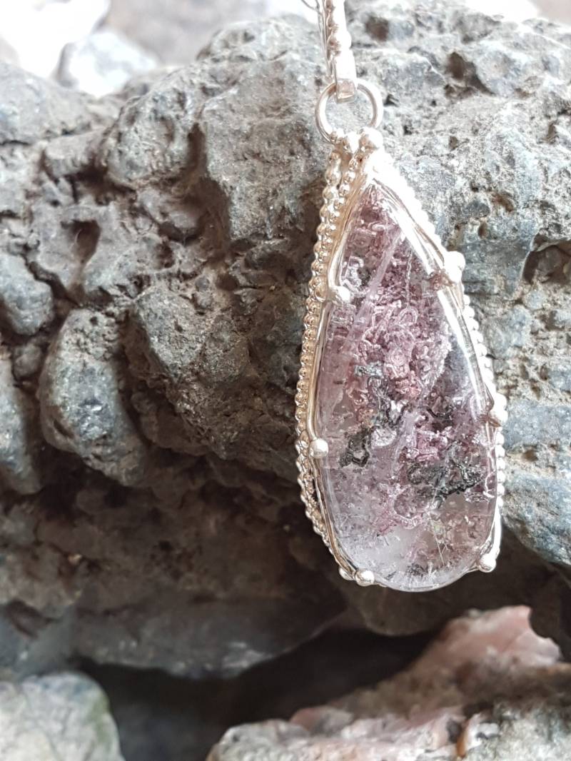 Ein Außergewöhnlicher Lodolith Anhänger, Der Von Hand Gefertigt Wurde Und Filigran Aus Sterling Silber Ist von HauteWiredJewelry