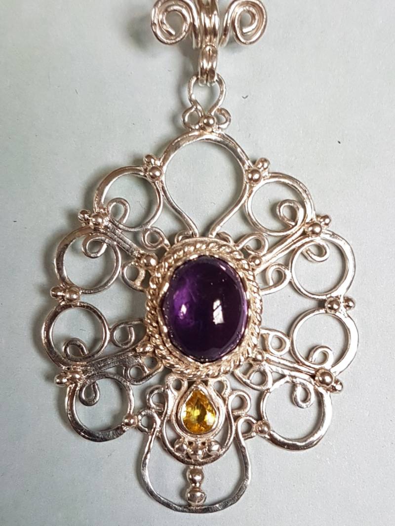 Handgefertigter Filigraner Amethyst Und Oranger Saphir Edelstein Anhänger Aus Sterling Silber von HauteWiredJewelry