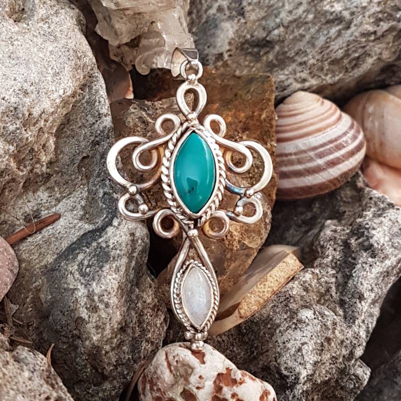 Handgefertigter Filigraner Anhänger Aus Sterlingsilber Mit Tibet-Türkis Und Mondstein. 1 1/2 Zoll Lang von HauteWiredJewelry