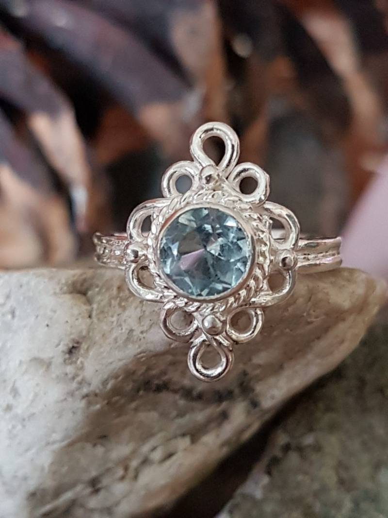 Handgefertigter Sterling Silber Blautopas Ring Twisted Wire Design von HauteWiredJewelry