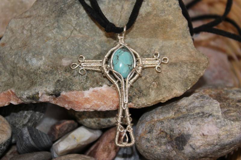 Handgefertigtes Kreuz Aus Sterlingsilberdraht Gewickelt Mit Einem 10 X 14 Mm Türkis-Cabochon von HauteWiredJewelry