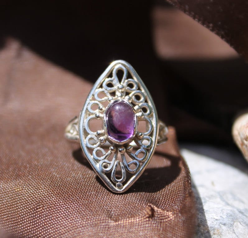 Original Filigran Designter, Handgearbeiteter Filigraner Ring Aus Sterling Silber Mit Einem 6 X 4 Mm Großen Amethyst-Cabochon von HauteWiredJewelry