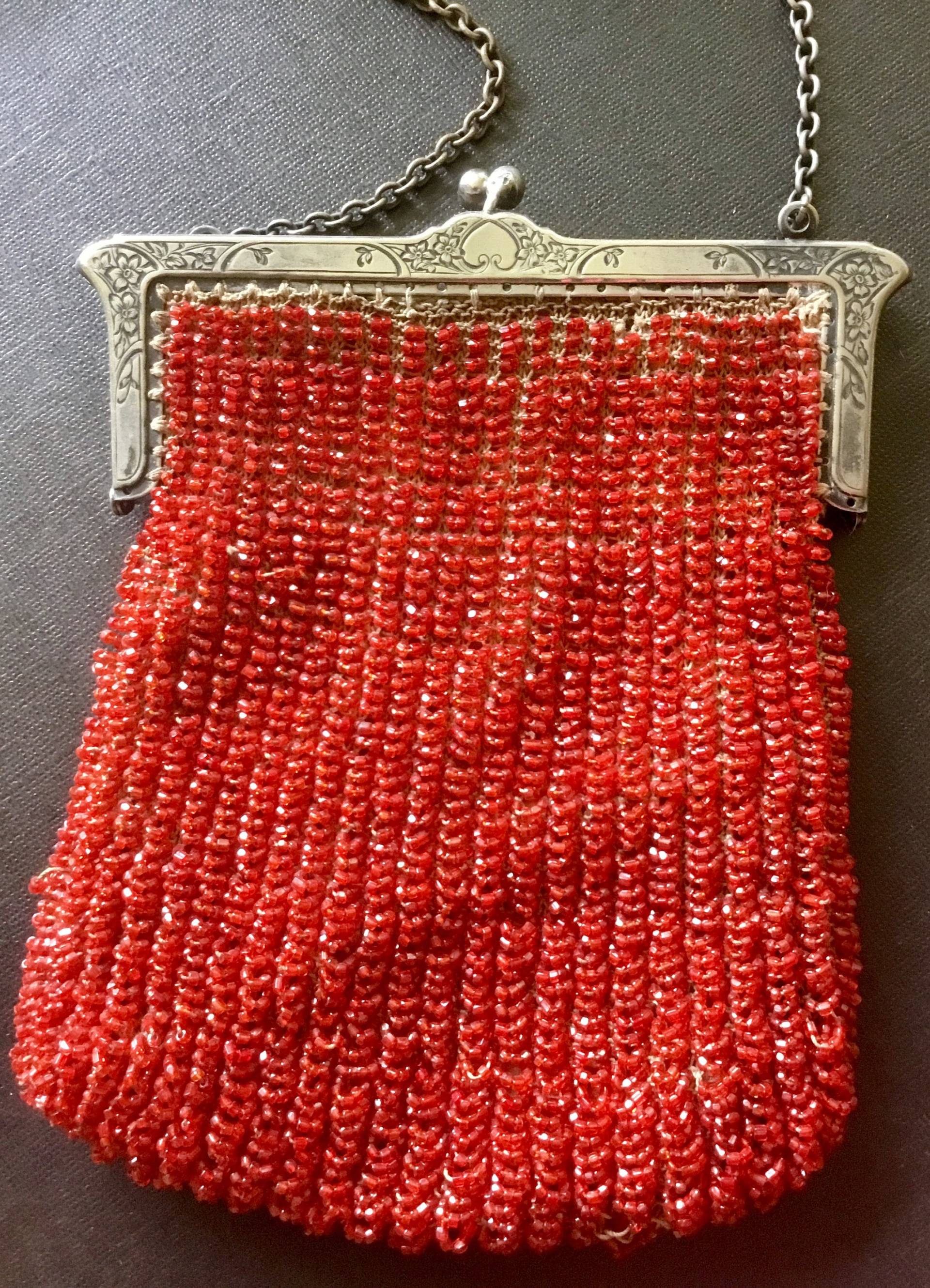 Vintage Rote Perlen-Geldbörse Mit Dekorativem Rahmen Vintage Rote Perlen-Geldbörse Mit Dekorativem Rahmen von HavAMarileeChristmas