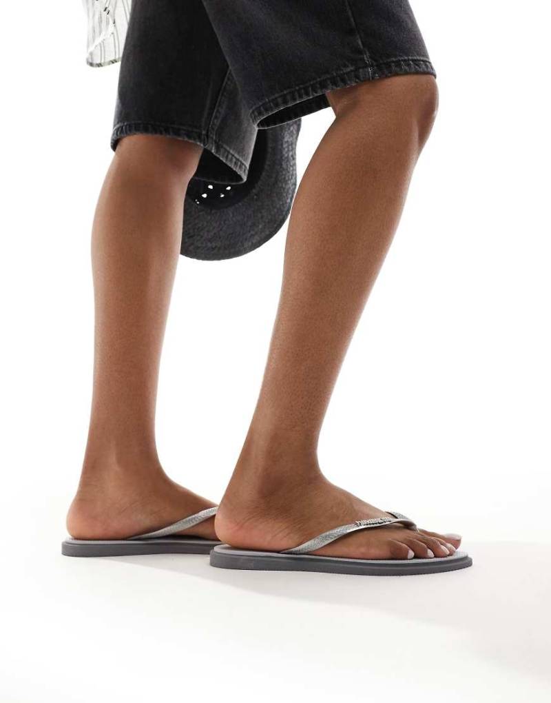 Havaianas - Schmale, spitz zulaufende Zehenstegsandalen in Stahlgrau von Havaianas