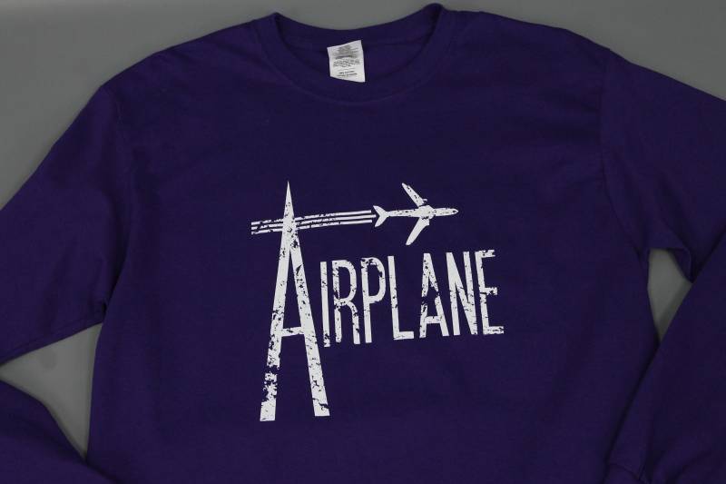 Flugzeug Lila Langarm Weit Verbreitet Panik Lot Shirt Flugzeug Lila Langarm Weit Verbreitet Panik Lot Shirt von HaveAGoodShow