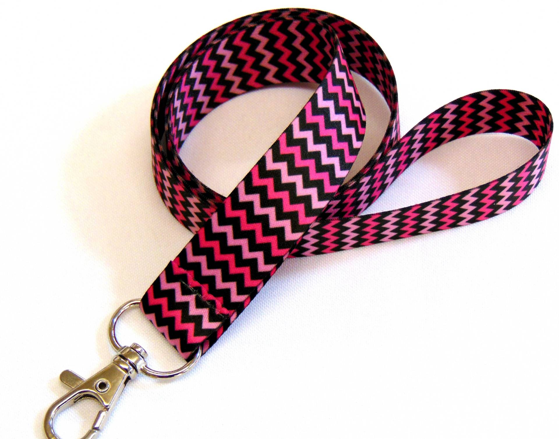 Chevron Schlüsselband Umhängeband in Pink & Schwarz | 20 Mm von HaveItLanyards
