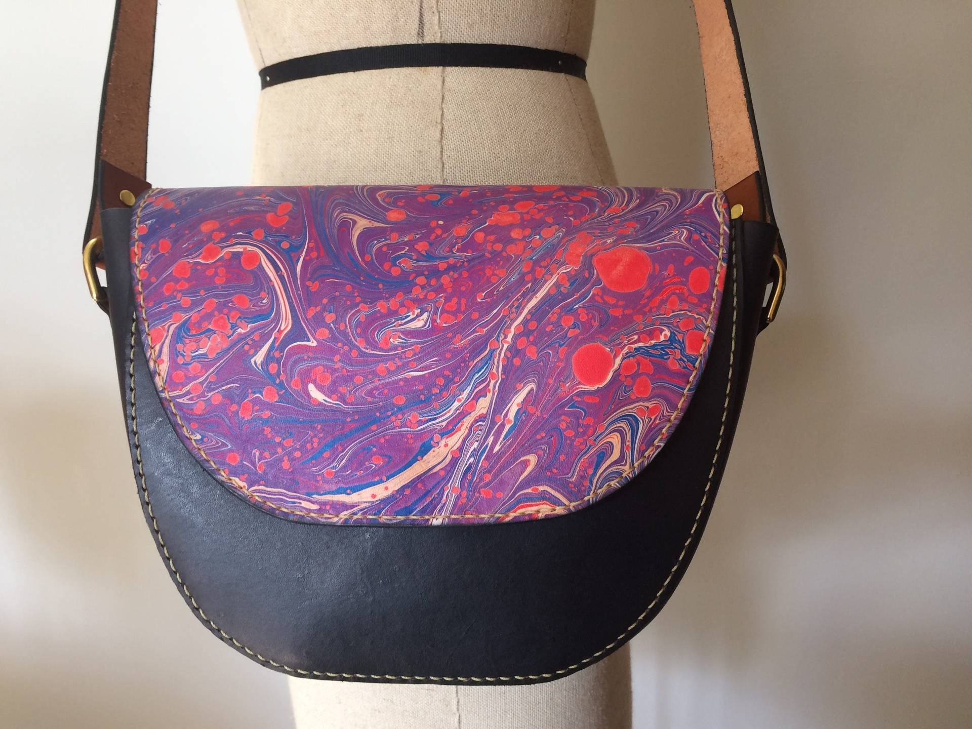 Galaxy Handtasche Aus Marmoriertem Leder Galaxy Handtasche Aus Marmoriertem Leder von HaversackLeatherwork