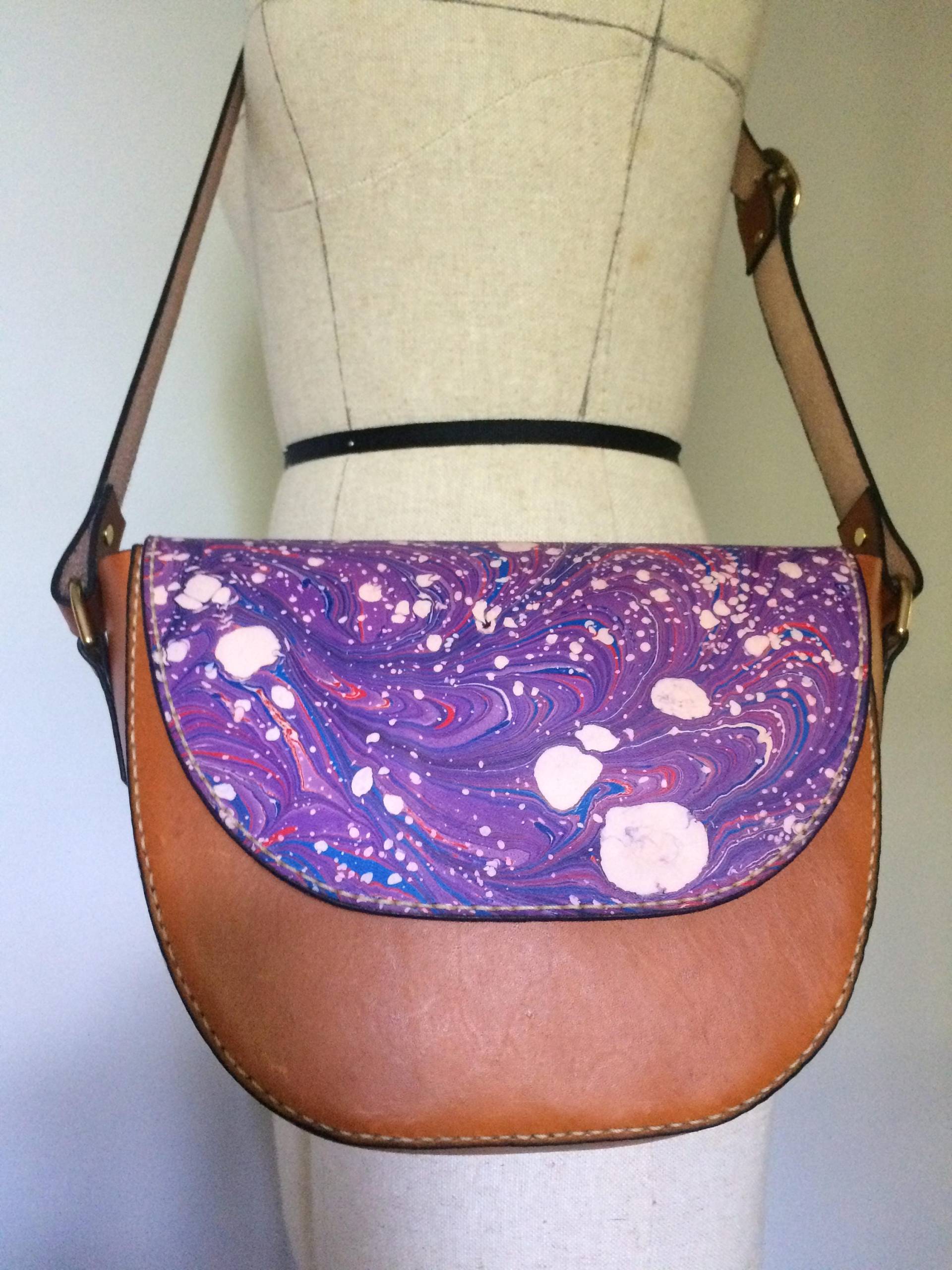 Galaxy Handtasche Aus Marmoriertem Leder Galaxy Handtasche Aus Marmoriertem Leder von HaversackLeatherwork