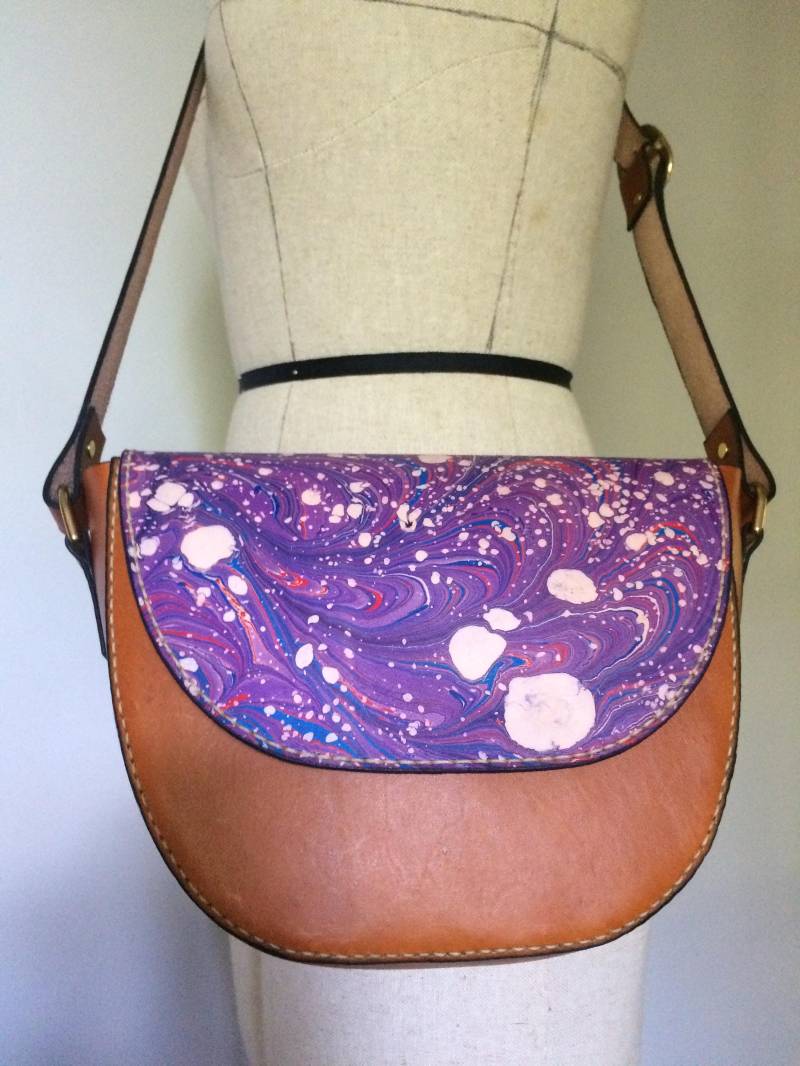 Galaxy Handtasche Aus Marmoriertem Leder von HaversackLeatherwork