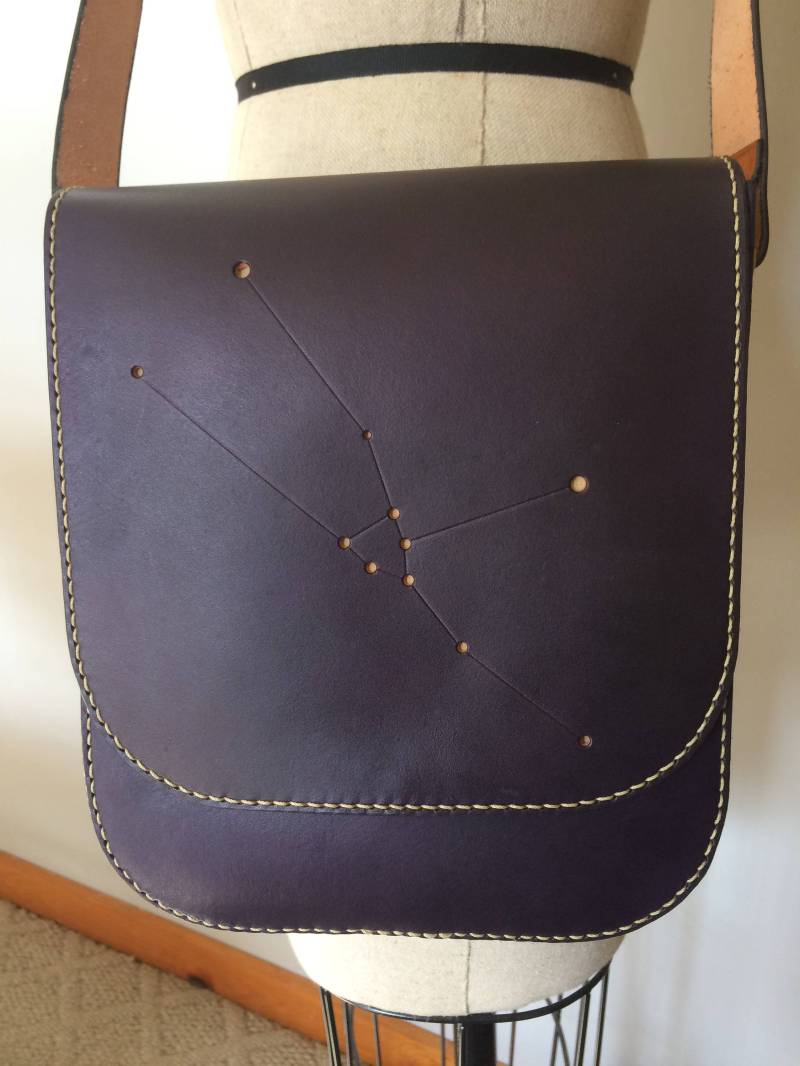 Zodiac/Constellation Handgelochter Beutel. Stier in Tiefem Lila Zodiac/Constellation Handgelochter Beutel. Stier in Tiefem Lila von HaversackLeatherwork