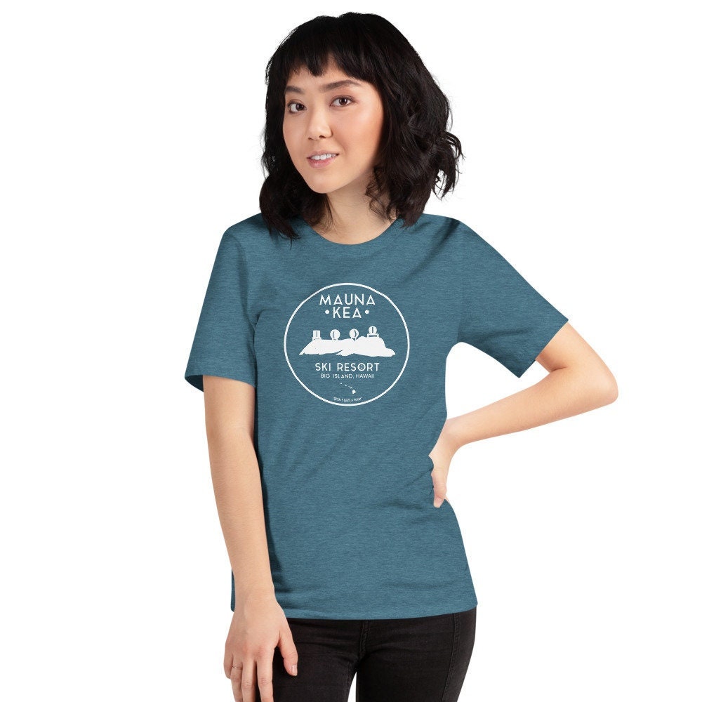 Mauna Kea Ski Resort Hawaii T-Shirt - Vintage Big Island - Volcano Mountain Observatory - Souvenir Oder Geschenk Shirt Mauna Kea Ski Resort Hawaii T-Shirt - Vintage Big Island - Volcano Mountain Observatory - Souvenir Oder Geschenk Shirt von HawaiianHarmonics
