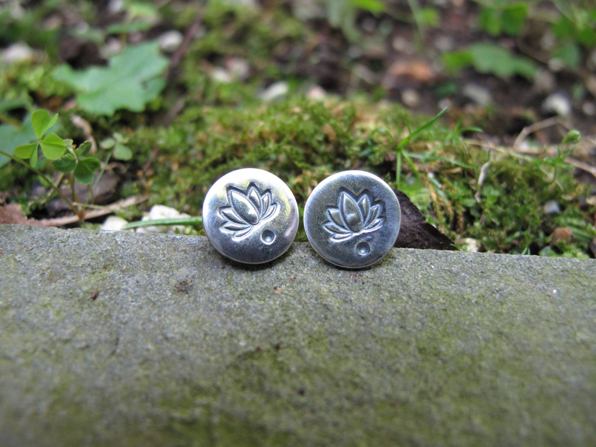 Lotus Ohrstecker von HawkandBough