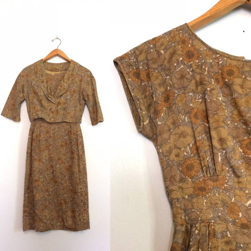 Vintage 60Er Jahre Tag Kleid W/Jacke Braun Baumwolle Floral Wiggle Mid Century Garten von HawkandEcho