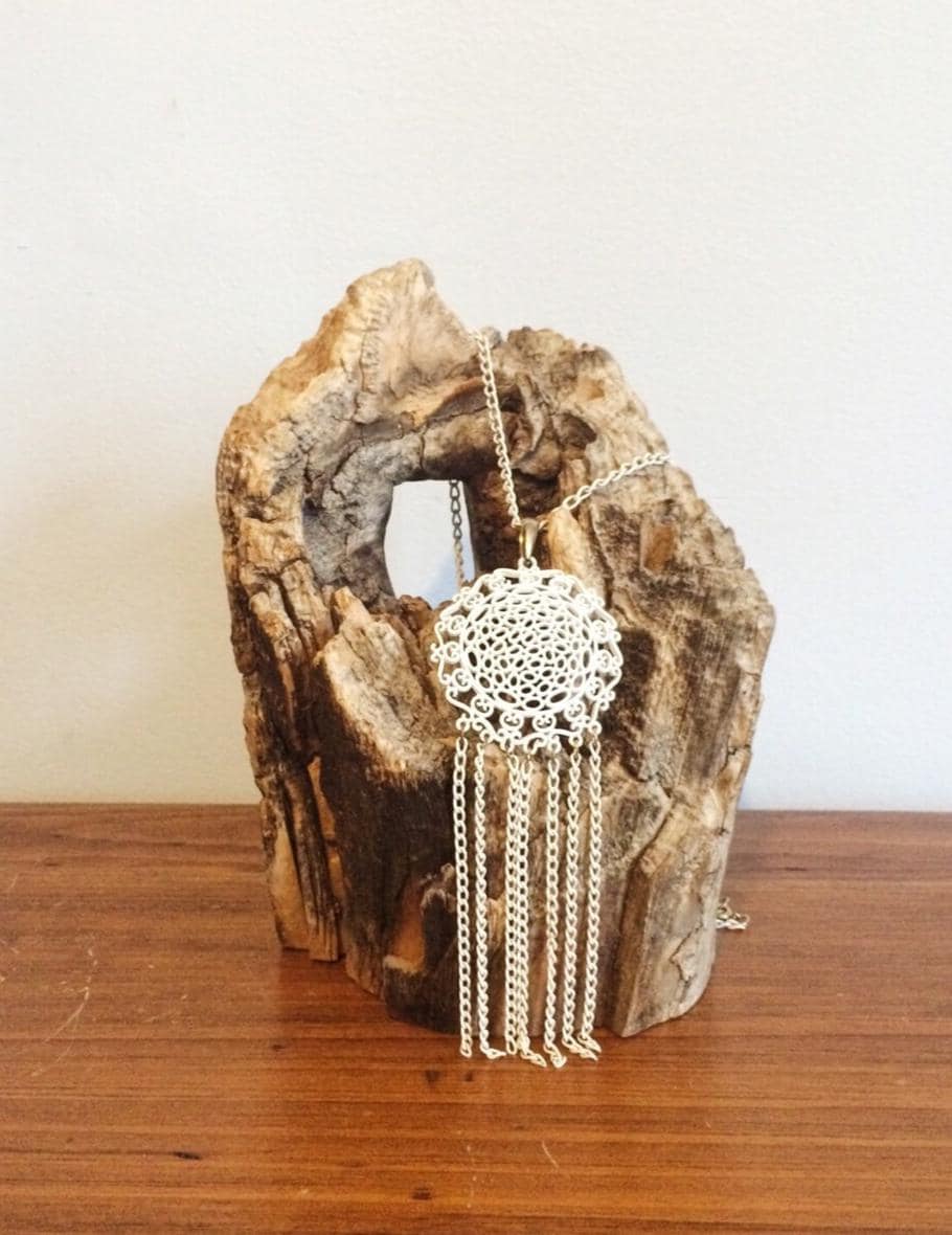 Vintage 70Er Jahre Weiß Emaille Quaste Halskette, Boho Anhänger von HawkandEcho