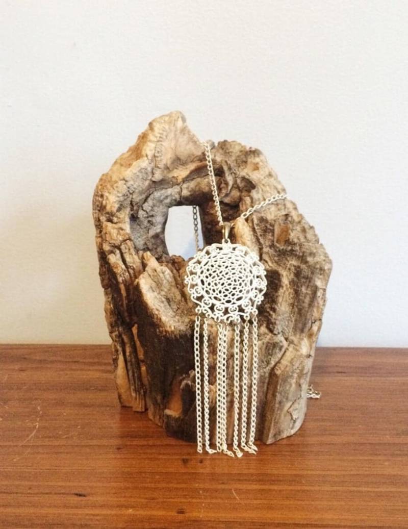 Vintage 70Er Jahre Weiß Emaille Quaste Halskette, Boho Anhänger von HawkandEcho