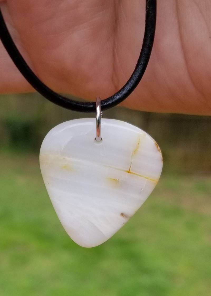 Versteinertes Holz Fossil Gitarren-Pick-Halskette - P1130 Versteinertes Holz Fossil Gitarren-Pick-Halskette - P1130 von HawkeyePicks