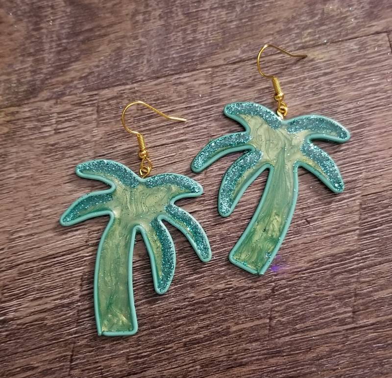 Handgemachte Palmen Harz Ohrringe Mit Gold Hardware von HawkinsHobbiesArt