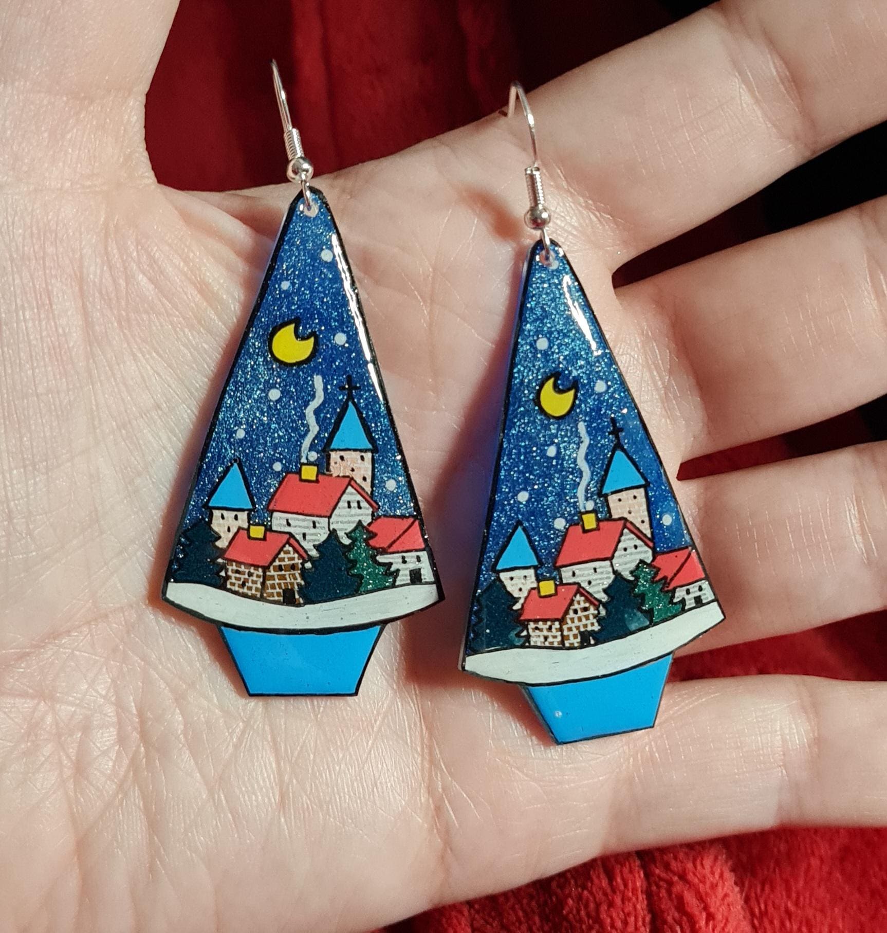 Weihnachtsbaum Förmige Glasmalereiohrringe von HawkinsHobbiesArt