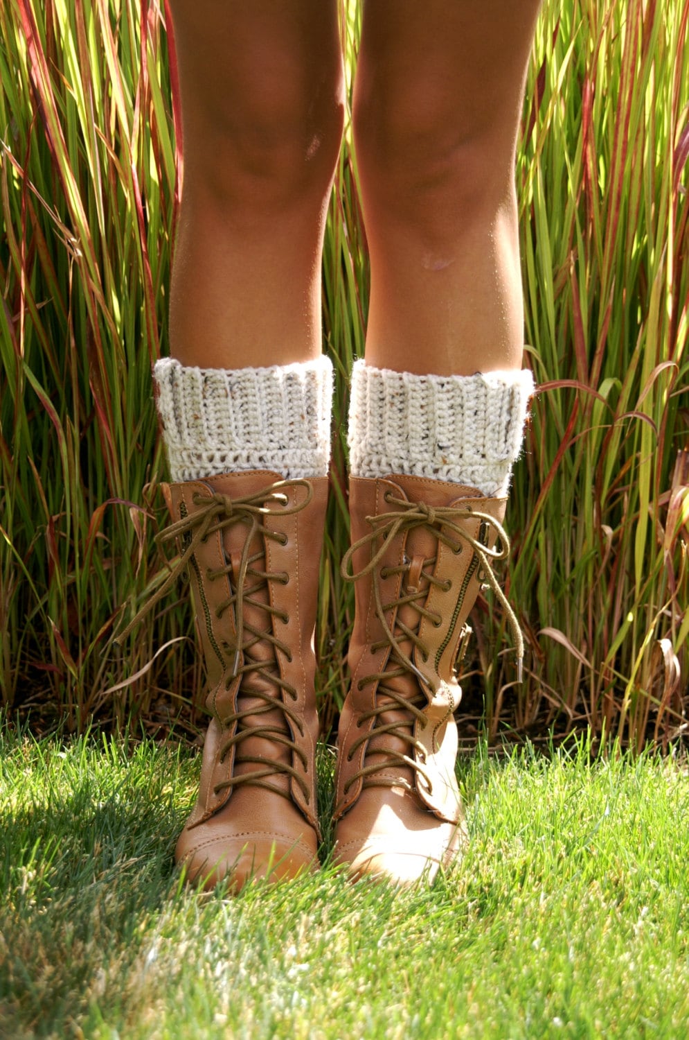 Chunky Boot Cuffs - Creme/Hellbraun Oatmeal Grau Braun Holzknöpfe Beinwärmer Damen von HayCreekRoadBoutique