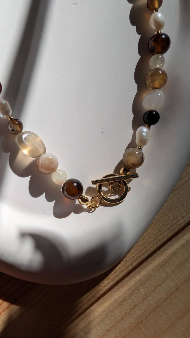 Mondstein Kette Braun Mit Natursteinen, Halbedelsteinen Und Süßwasserperlen Trendfarben Herbst | Halskette, Perlenkette Edelstahl, Geschenk von HaylaHandmade