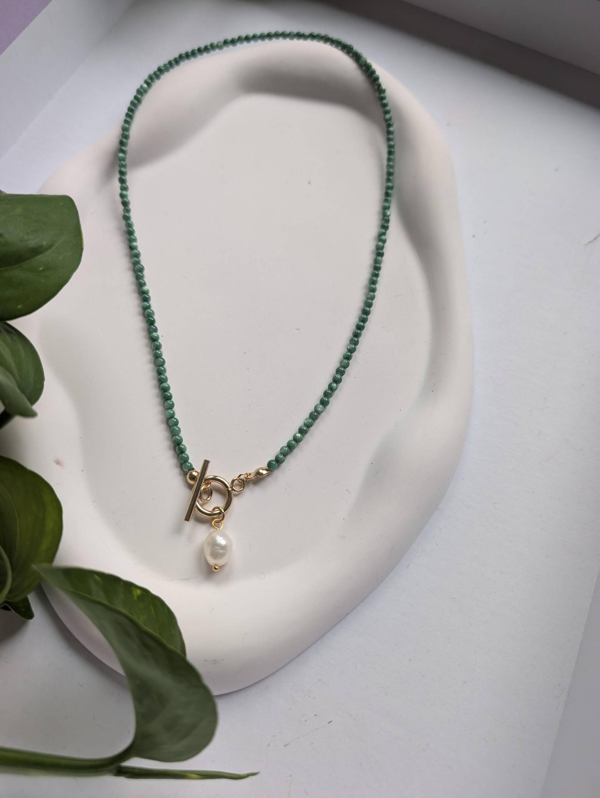 Grün Perlenkette Naturstein Halskette Charm Mit Süßwasserperle Anhänger | Vintage Kette, Beaded Pearl Neclace, Perle, Edelstahl, Geschenk Grün Perlenkette Naturstein Halskette Charm Mit Süßwasserperle Anhänger | Vintage Kette, Beaded Pearl Neclace, Perle, Edelstahl, Geschenk von HaylaHandmade